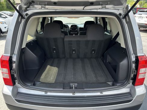 Used 2017 Jeep Patriot Latitude AWD/4WD image 35