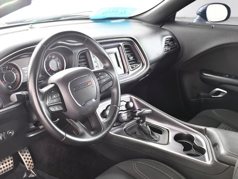 Used 2016 Dodge Challenger SXT RWD image 2