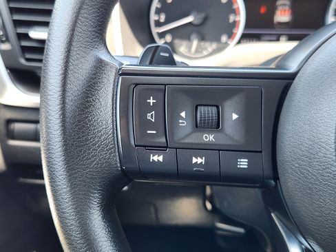 Used 2024 Nissan Rogue SV FWD image 21
