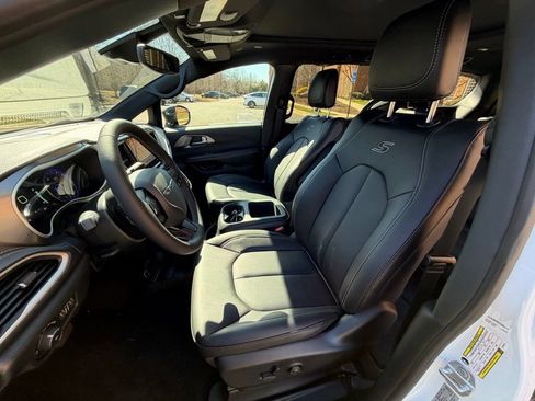New 2026 Chrysler Pacifica Select w/ S Appearance Package FWD image 15