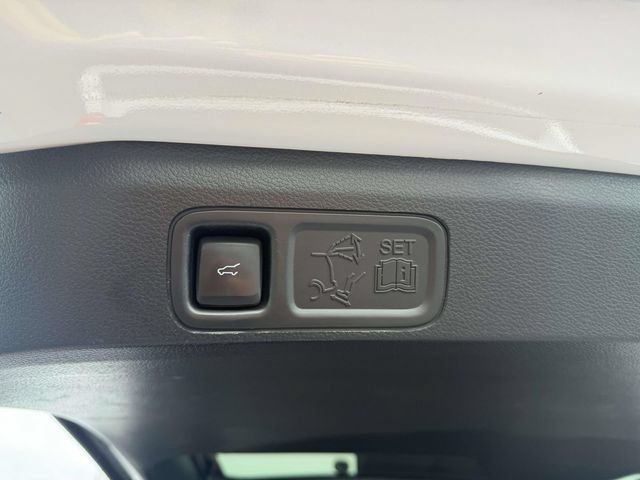 Used 2020 Ford Expedition XLT w/ Equipment Group 202A AWD/4WD image 10