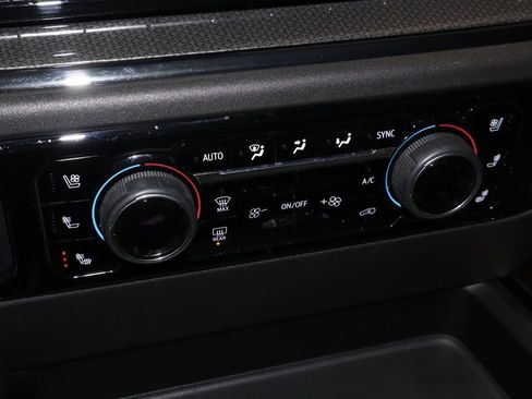 Used 2024 Chevrolet Silverado 2500 ZR2 w/ Technology Package image 31