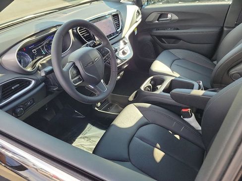 New 2025 Chrysler Voyager LX image 3