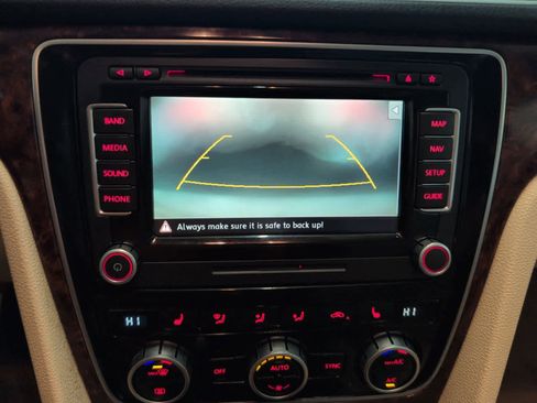 Used 2013 Volkswagen Passat TDI SEL Premium image 28