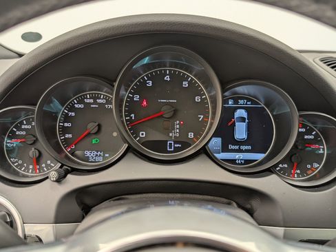 Used 2018 Porsche Cayenne AWD image 21