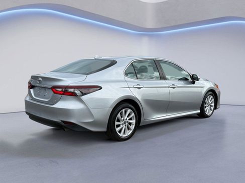Used 2021 Toyota Camry LE FWD image 3