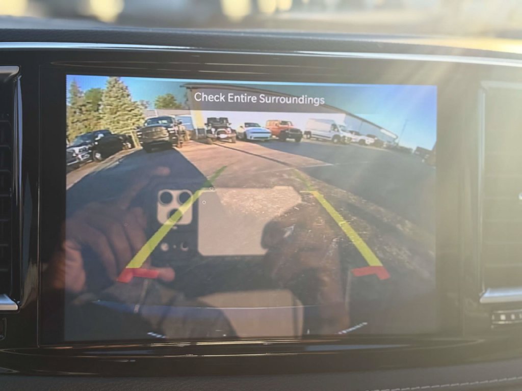 Used 2025 Chrysler Pacifica Limited FWD image 25