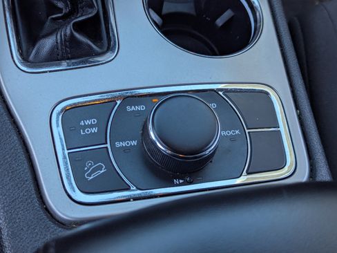 Used 2021 Jeep Grand Cherokee Laredo AWD/4WD image 26