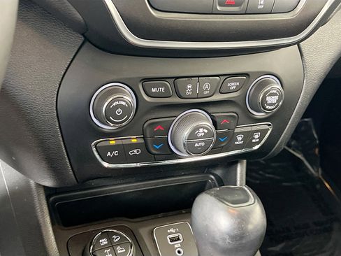 Used 2022 Jeep Cherokee Trailhawk w/ Premium Leather Package image 15