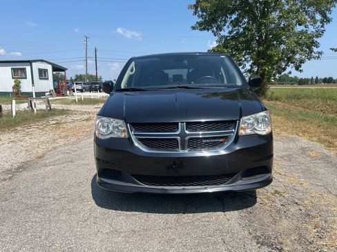 Used 2019 Dodge Grand Caravan SE w/ UConnect Hands-Free Group FWD image 2
