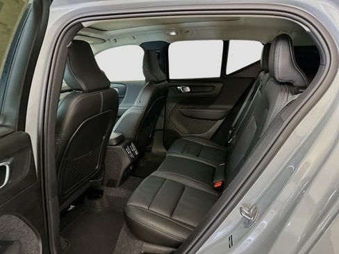 Used 2025 Volvo XC40 B5 Plus image 30