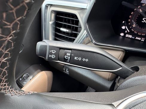 Used 2025 GMC Canyon Denali AWD/4WD image 32