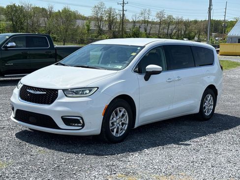 Used 2023 Chrysler Pacifica Touring-L FWD image 5