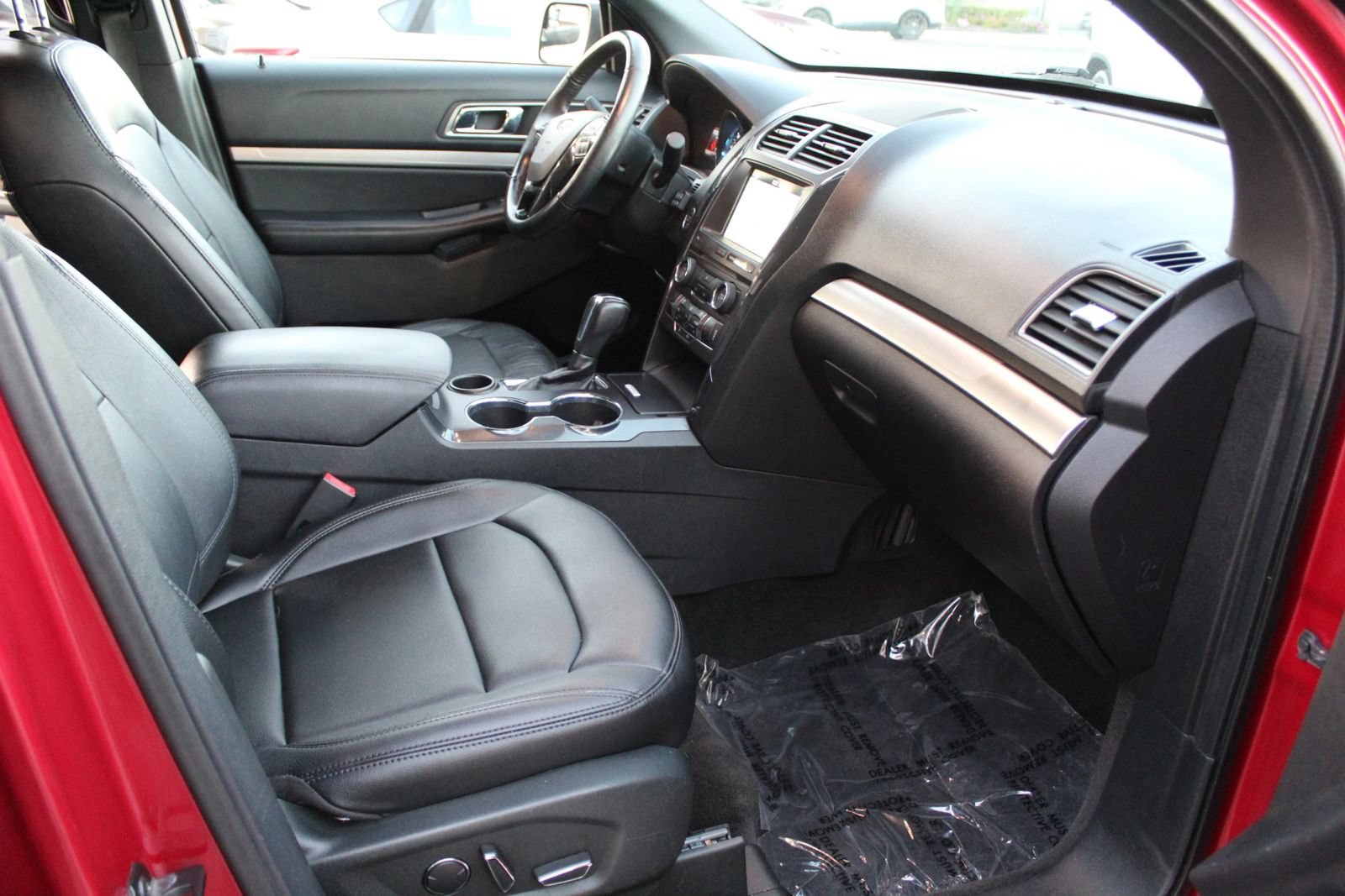 Used 2018 Ford Explorer XLT w/ Equipment Group 202A FWD image 10