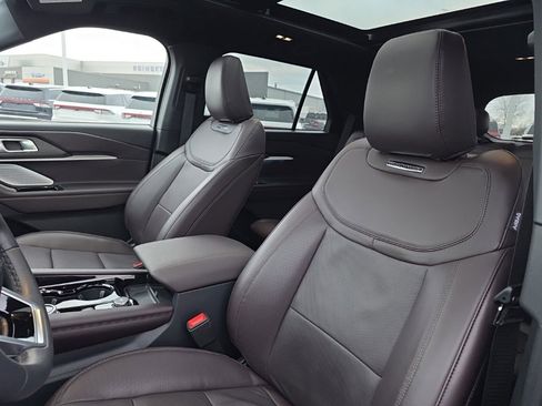 Used 2025 Ford Explorer Platinum image 14