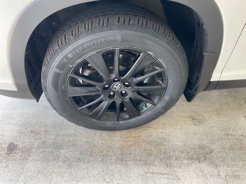 Used 2019 Toyota Highlander SE AWD/4WD image 10