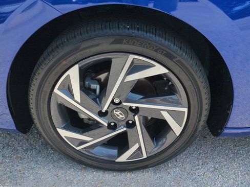 Used 2025 Hyundai Elantra Limited FWD image 11