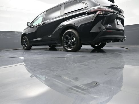 Certified 2026 Toyota Sienna XLE Woodland Edition AWD/4WD image 34