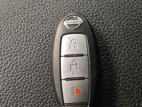 Used 2017 Nissan Titan SV image 32