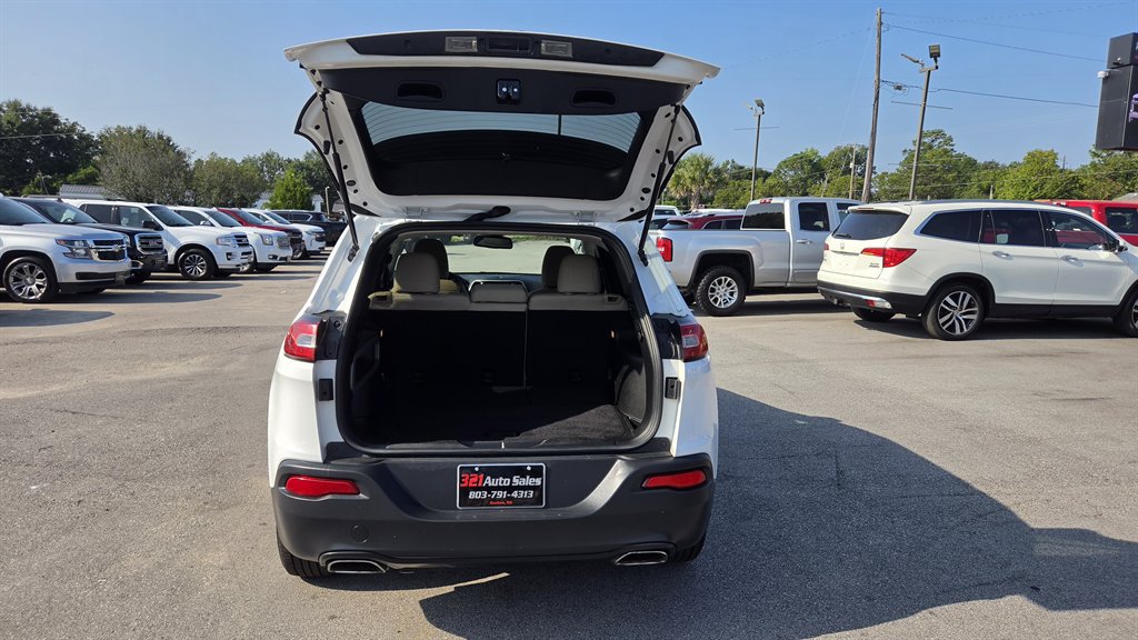 Used 2018 Jeep Cherokee Latitude FWD image 6