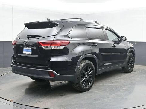 Used 2019 Toyota Highlander SE w/ Nightshade Edition FWD image 10