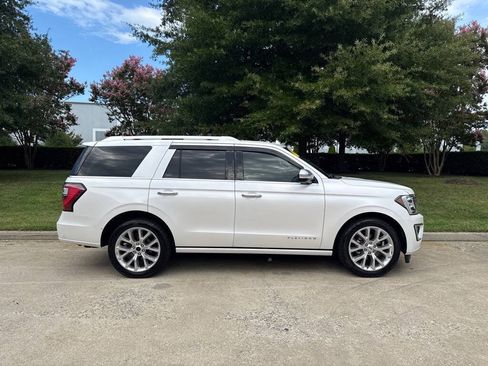 Used 2018 Ford Expedition Platinum RWD image 2