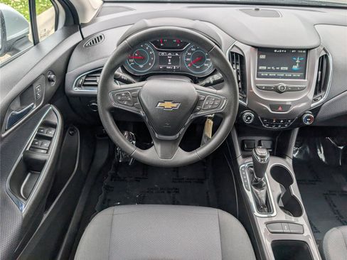 Used 2018 Chevrolet Cruze LT FWD image 17