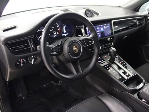 Certified 2025 Porsche Macan AWD/4WD image 4