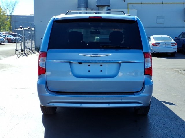 Used 2013 Chrysler Town & Country Touring-L w/ Driver Convenience Group FWD image 5