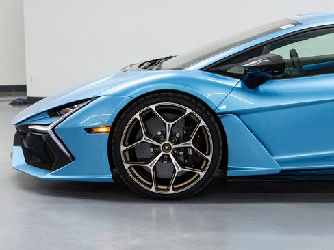 Used 2025 Lamborghini Revuelto image 4
