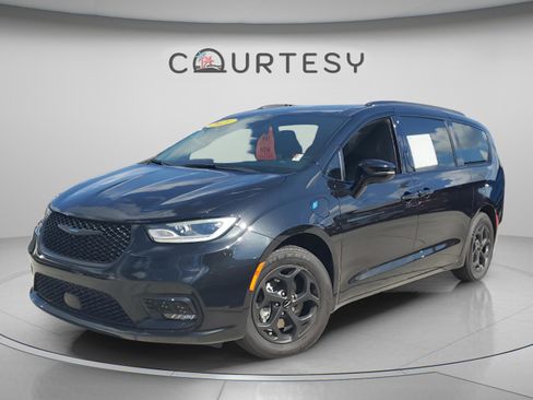 Used 2021 Chrysler Pacifica Limited w/ Uconnect Theater Family Group FWD image 1