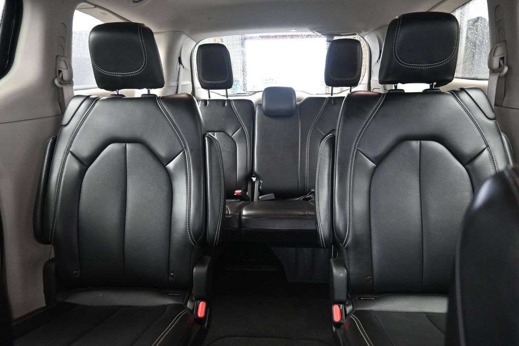 Used 2024 Chrysler Pacifica Touring-L FWD image 21