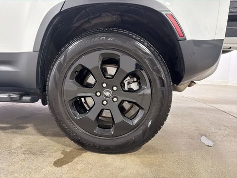 Used 2025 Land Rover Defender 110 S image 30