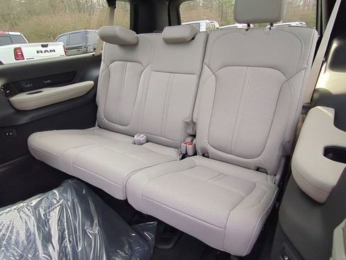 New 2026 Jeep Grand Wagoneer L Summit w/ Premium Group III image 32