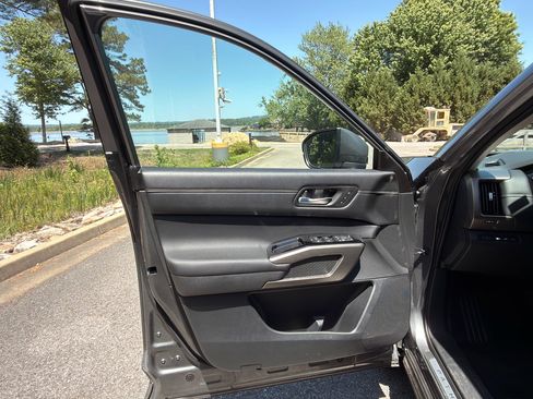 Used 2024 Nissan Pathfinder Platinum image 9