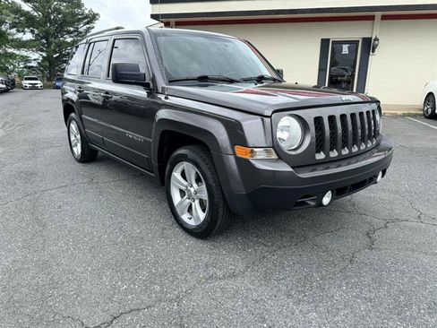 Used 2016 Jeep Patriot Latitude FWD image 3