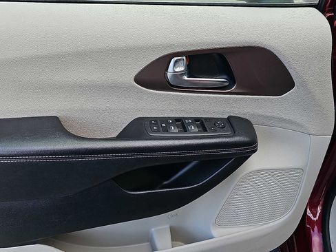 Used 2022 Chrysler Voyager LX image 15