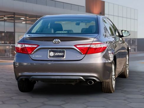 Used 2017 Toyota Camry SE image 3