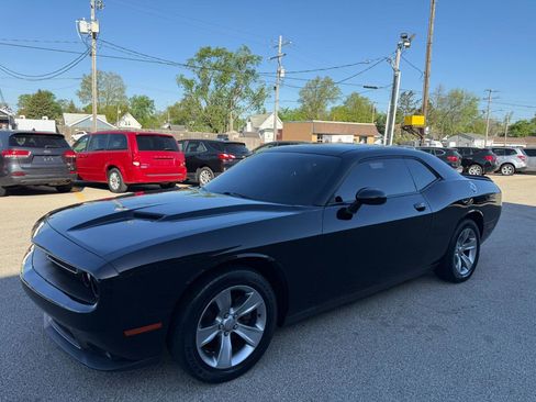 Used 2018 Dodge Challenger SXT RWD image 5