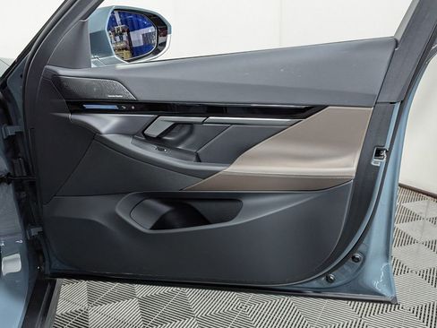 Used 2025 BMW 530i xDrive w/ Premium Package image 32