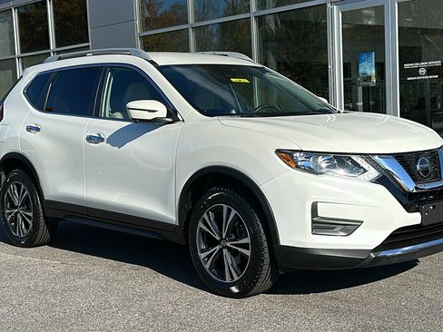 Used 2020 Nissan Rogue SV w/ Premium Package image 2