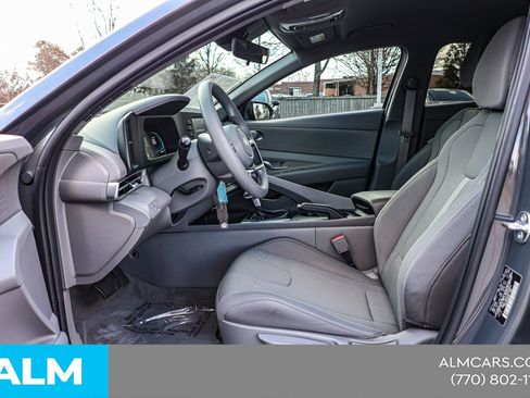 Used 2025 Hyundai Elantra SE FWD image 18