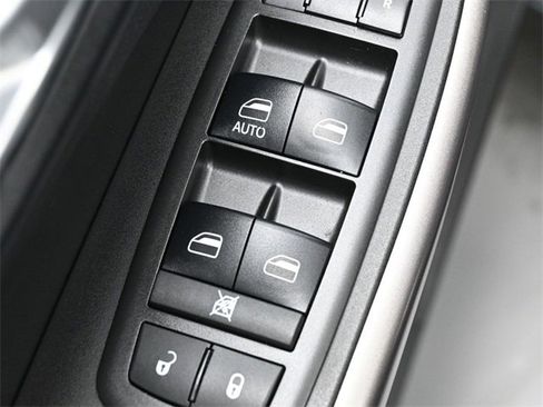 Used 2019 Jeep Cherokee Latitude w/ Cold Weather Group image 12