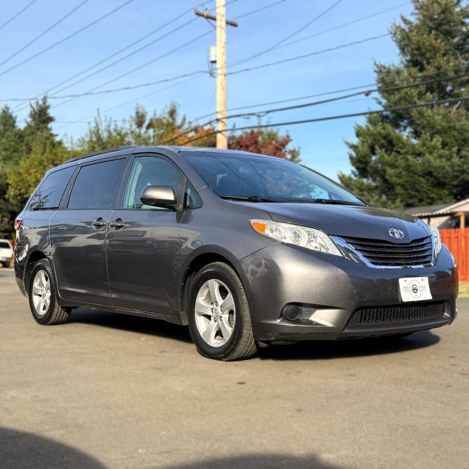 Used 2017 Toyota Sienna LE FWD image 2