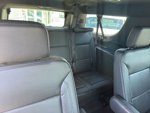 Used 2025 GMC Yukon XL Denali AWD/4WD image 13