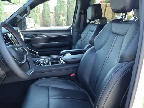 Used 2023 Jeep Wagoneer Series III w/ Rear Seat Video Group 1 AWD/4WD image 19