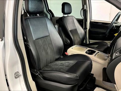 Used 2019 Dodge Grand Caravan SXT image 7