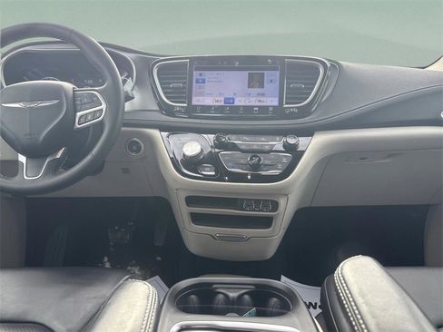 Used 2023 Chrysler Pacifica Touring-L image 15