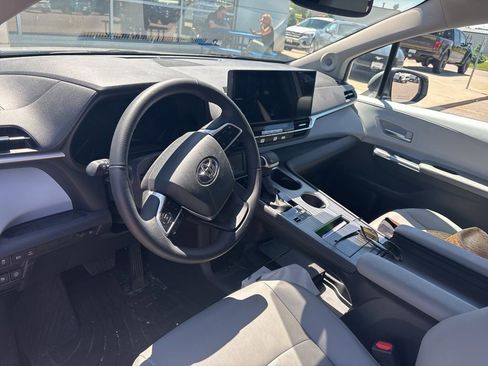 Used 2025 Toyota Sienna XLE w/ XLE Plus Package AWD/4WD image 7