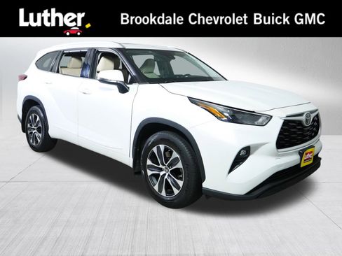 Used 2022 Toyota Highlander XLE AWD/4WD image 1